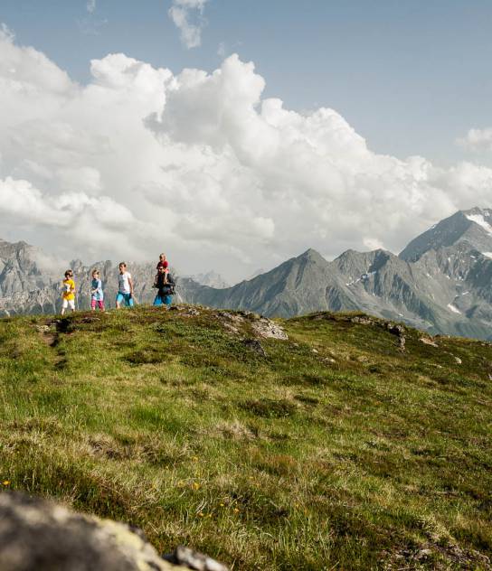 Wandern im Stubaital - Familie wandert entlang der Bergkette